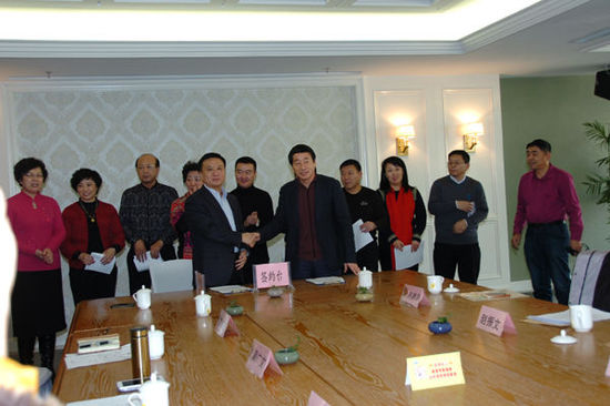 東北網(wǎng)綏化12月31日訊12月28日，在地處環(huán)渤海經(jīng)濟(jì)圈中心地帶、東北與華北兩大經(jīng)濟(jì)區(qū)的接合部，中國歷史文化名城秦皇島市，綏化商會成立。