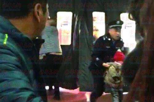 穿制服男子抱開孩子。（視頻截圖）