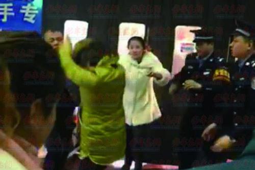 男子追打綠衣女子。（視頻截圖）