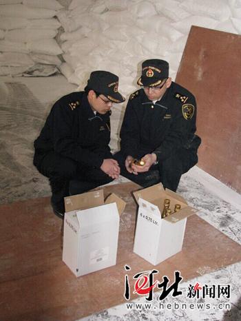 點(diǎn)擊圖片翻到下一頁(yè)>> 秦皇島海關(guān)退運(yùn)300瓶添加金箔的不合格進(jìn)口葡萄酒