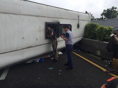 臺(tái)灣一陸客團(tuán)游覽車翻車 司機(jī)身亡26人受傷
