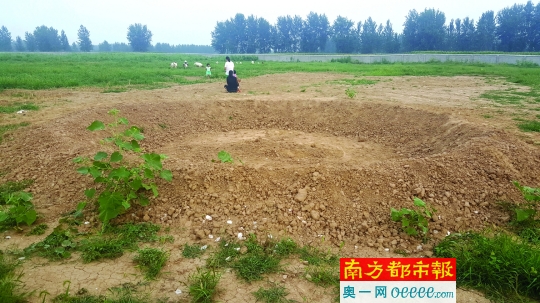 2016年8月4日，“巴鐵”生產(chǎn)研發(fā)基地7月舉行過奠基儀式的地方仍然是個(gè)大土坑，周邊荒草叢生。