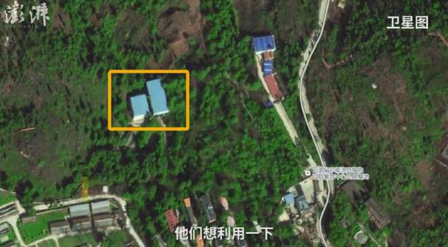 圖為該基地衛(wèi)星圖。圈中所示這兩棟建筑分別是羽毛球館和網球館。這兩個建筑正好隱蔽于基地的中央，除非從高空航拍，在圍墻外看不出任何痕跡。
