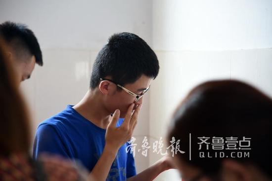 在病房里偷偷抹掉眼淚的張智超。