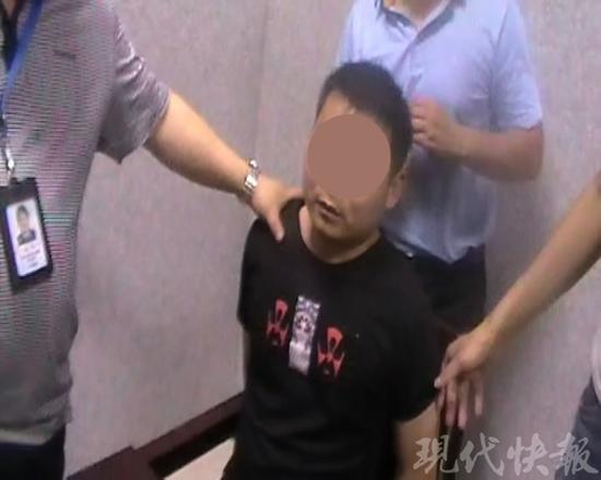 陳某被抓后和網(wǎng)友深情告別，隨后他被帶到派出所，供述了殺人經(jīng)過。 警方供圖